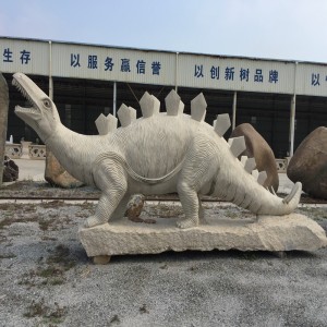Esculturas e esculturas de pedra em grande escala de dinossauros golfinhos e tubarões
